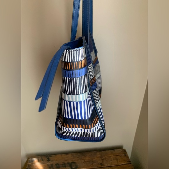 Fossil Emma Tote with matching wallet
Blue and brown pattern - Picture 5 of 16